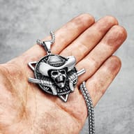 Close-up of the 316L stainless steel chain and pendant bail