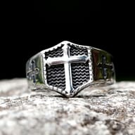 Detail view of the 316L stainless steel ring's side, featuring an etched smaller cross design.