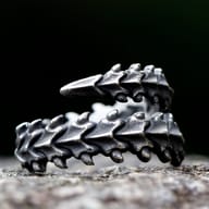 Men's durable 316L stainless steel ring with a dark, antique finish and intricate spinal pattern.