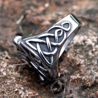 Side profile of the thick band of the unisex punk rock style pentagram ring.