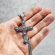 Close-up of the skull cross pendant bail and chain detail