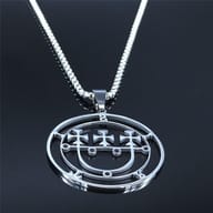 Detail view of the durable 316L stainless steel box chain next to the Sitri pendant.