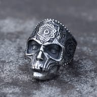 Side profile of the durable 316L stainless steel skull ring, showing its robust band and textured finish.