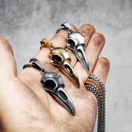 Detailed view of the 316L stainless steel chain and bail connecting to the raven skull pendant.