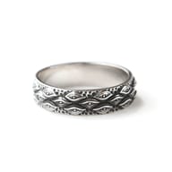 Close-up of the polished inner band and the beginning of the carved pattern on the ring