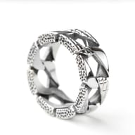 Overall perspective of the sturdy 316L stainless steel chain design ring