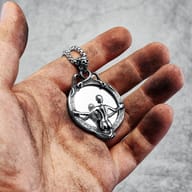 Close-up of the skull bail and chain connection on the pendant