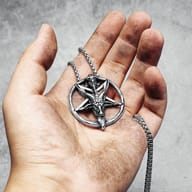 Close-up of the durable 316L stainless steel chain of the Baphomet Pentagram necklace.