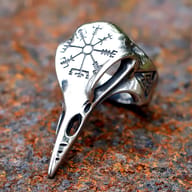 Detailed view of the raven head's side and the Vegvisir symbol on the men's Viking ring.