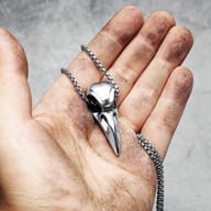 Close-up view of the robust 316L stainless steel chain and the top of the crow skull pendant.