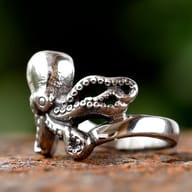 Side profile of the octopus ring showcasing the full wrap-around design of the tentacles on a dark background.
